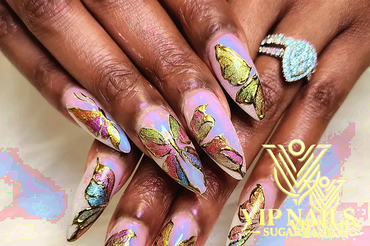 Long butterfly-wing nails with raised gold chrome outline